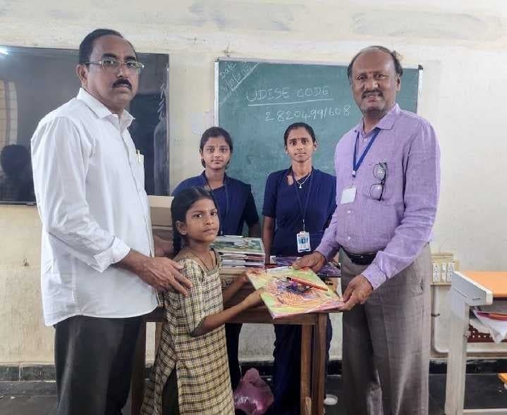 విద్యార్థులకు దాతల నుంచి పరీక్షా సామగ్రి - Udayam