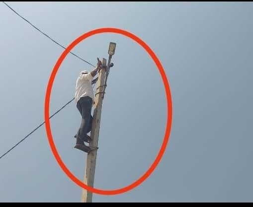 విద్యుత్‌ స్తంభం ఎక్కి లైటింగ్‌ పనులు చేసిన సర్పంచ్‌