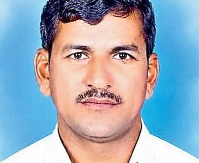 కుటుంబం కళ్లముందే ఆత్మహత్య - Udayam