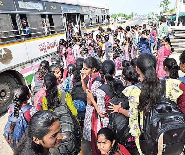 బస్సుల్లేక నిరాల విద్యార్థుల ఇంటిబాట