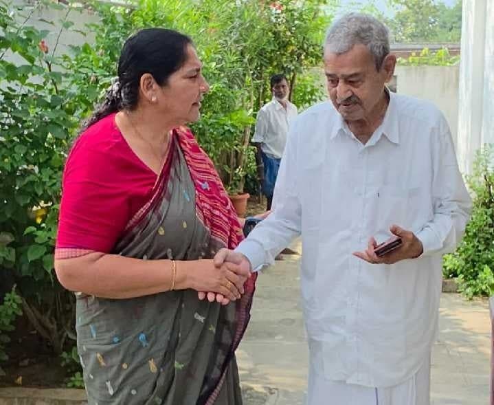 రాజకీయ భేదాలున్నా.. ఆత్మీయ పలకరింపు - Udayam