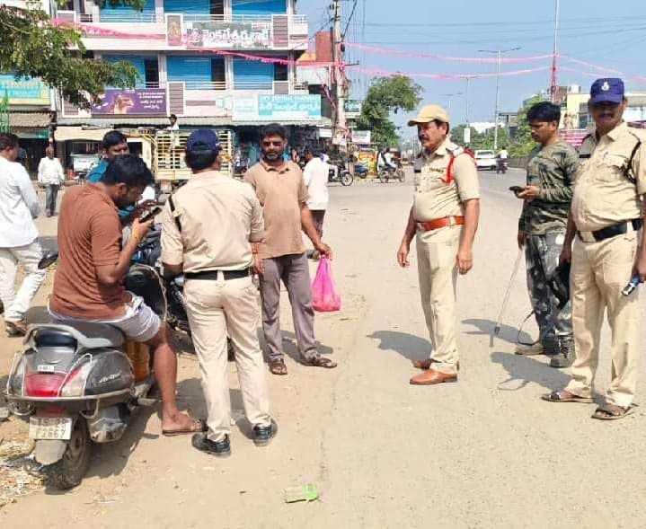 మణుగూరులో పోలీసుల తనిఖీలు - Udayam