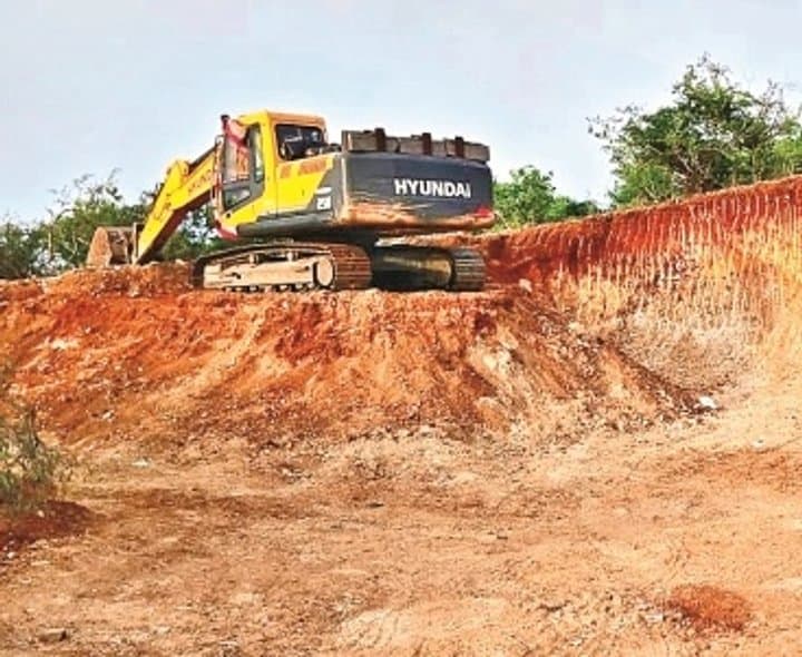 ఎర్రమట్టి అక్రమ తవ్వకాలపై ఆరోపణలు
