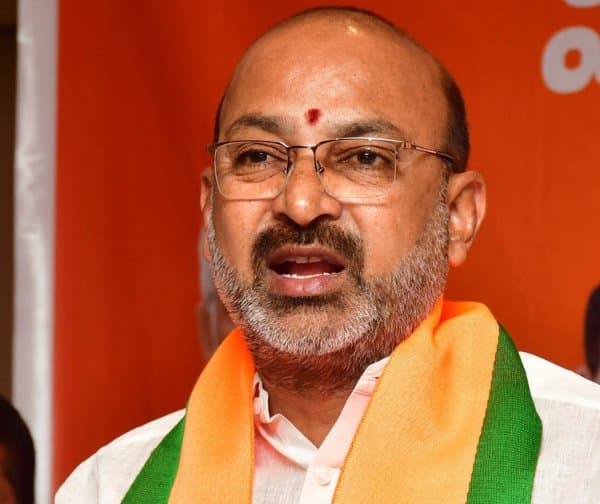 నా కొడుకు తప్పు చేస్తే శిక్ష పడాల్సిందే: బండి సంజయ్ - Udayam Digital