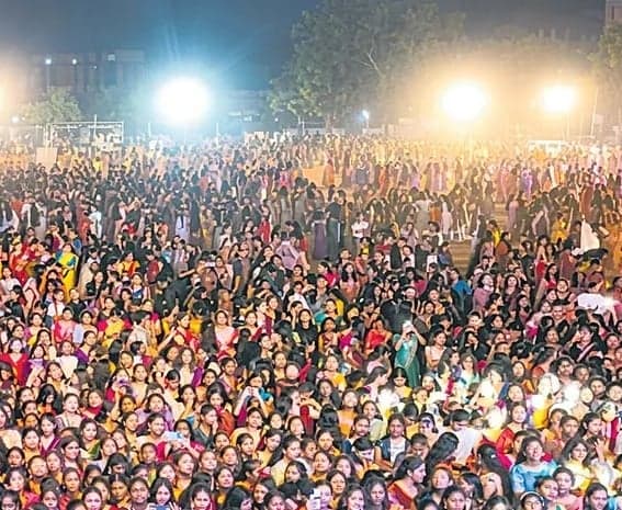 వినోద కేంద్రాలుగా మారుతున్న విద్యాసంస్థలు