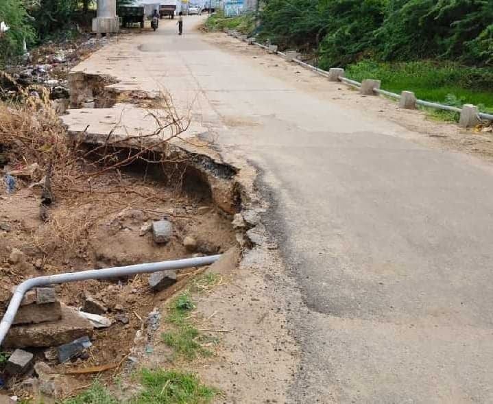 నందవరంలో రోడ్డు, కల్వర్టుకు కోత - Udayam