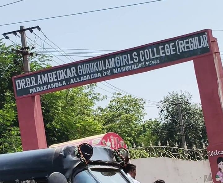 ఆళ్లగడ్డలో బాలికలకు దసరా సెలవులు - Udayam