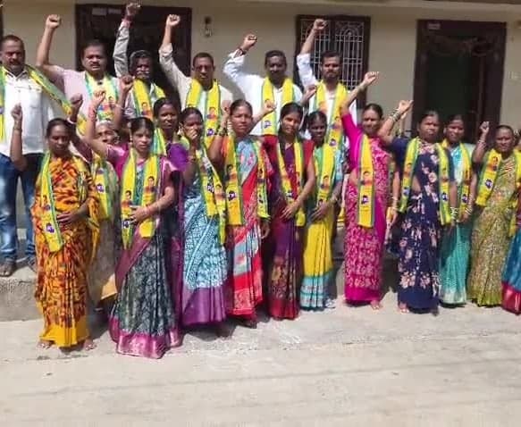 రాగట్లపల్లిలో టీఆర్‌ఎస్‌లో మహిళల చేరిక - Udayam