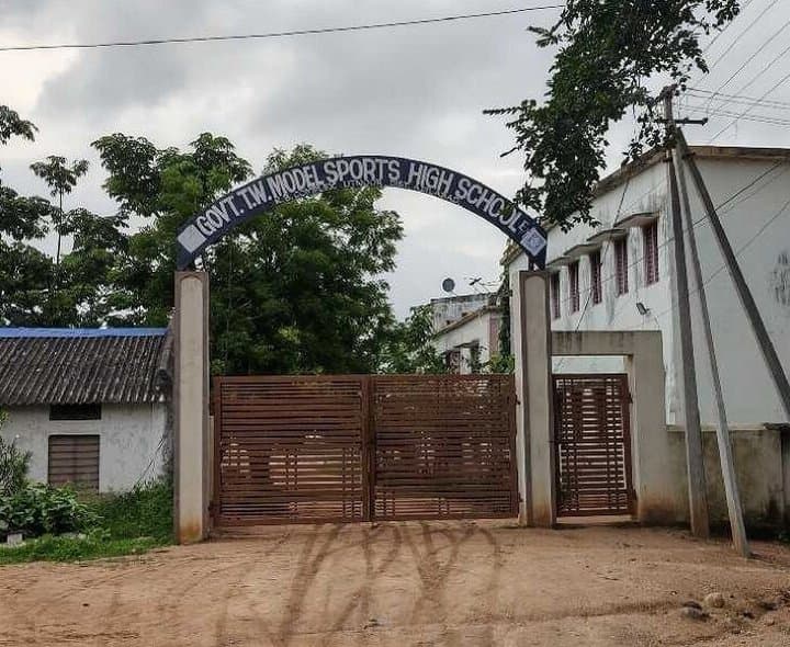 ఆశ్రమ పాఠశాలల్లో ఉపాధ్యాయుల కొరత - Udayam