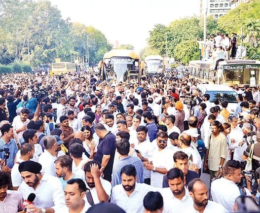 సీఈసీ రాజీనామా కోరుతూ ధర్నా - Udayam