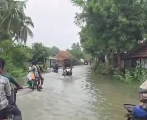 ఏలేరు వరదతో సామర్లకోట-గొంచాల రహదారి - Udayam