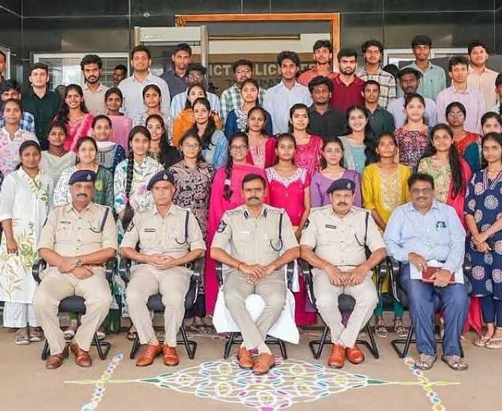 ప్రతిభ కనబర్చిన పోలీసు కుటుంబాల విద్యార్థులకు ఎస్పీ సన్మానం