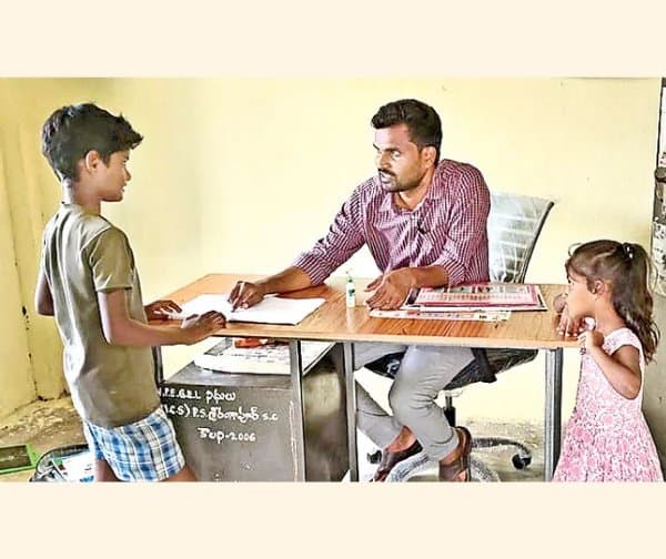 ఒకే ఉపాధ్యాయుడు.. ఇద్దరే విద్యార్థులు - gallery image 2