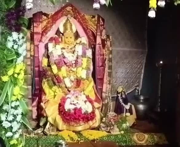 బాసర ఆలయంలో భక్తుల రద్దీ