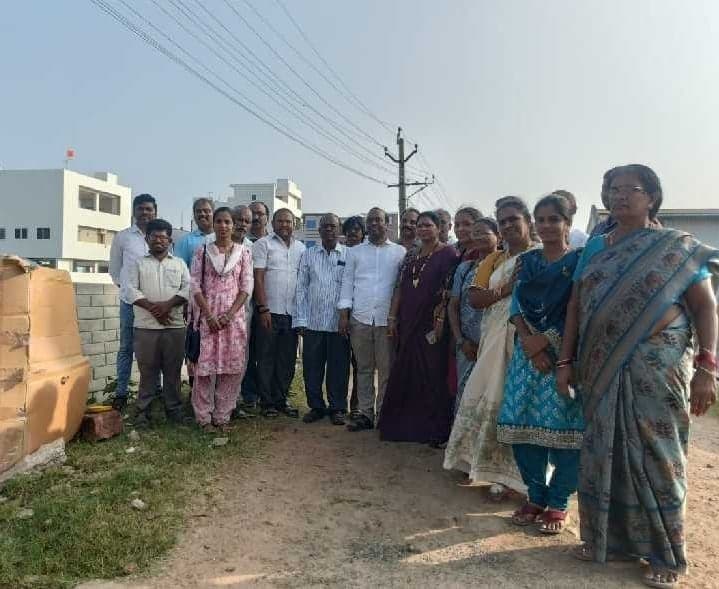 27వ వార్డులో సీసీ రోడ్ల నిర్మాణానికి శ్రీకారం - Udayam