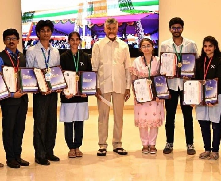 సీఎంను కలిసిన క్వాంటం విద్యార్థులు