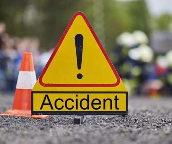 రోడ్డు ప్రమాదం: భార్య దుర్మరణం, భర్తకు గాయాలు