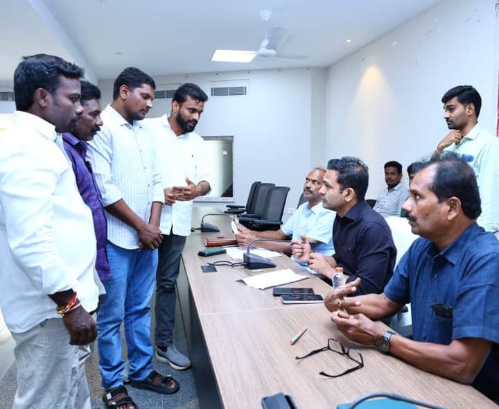 ప్రజావాణి దరఖాస్తులను గడువులోగా పరిష్కరించాలి: ములుగు కలెక్టర్ - gallery image 2
