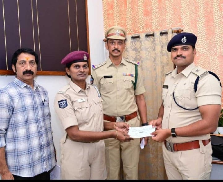 ఏలూరులో హోంగార్డు కుటుంబానికి సాయం - Udayam