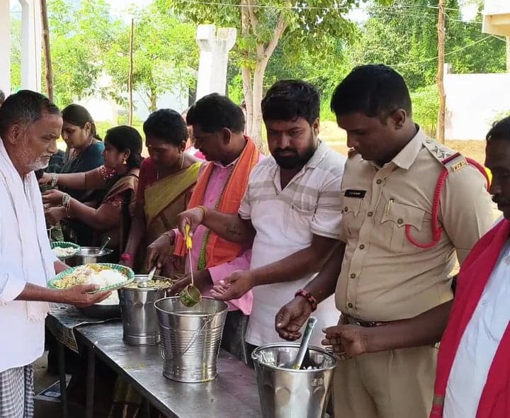 అన్నపూర్ణ అవతారంలో అమ్మవారి దర్శనం - Udayam