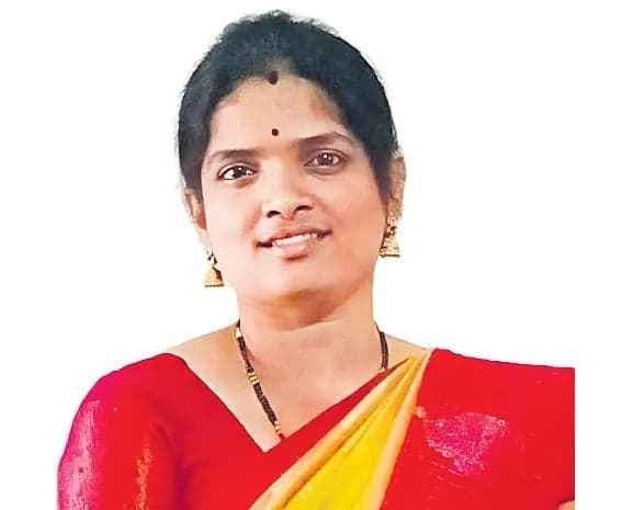 కాజీపేటలో తల్లి హత్య: కుమారుడు కత్తితో పొడిచి చంపాడు