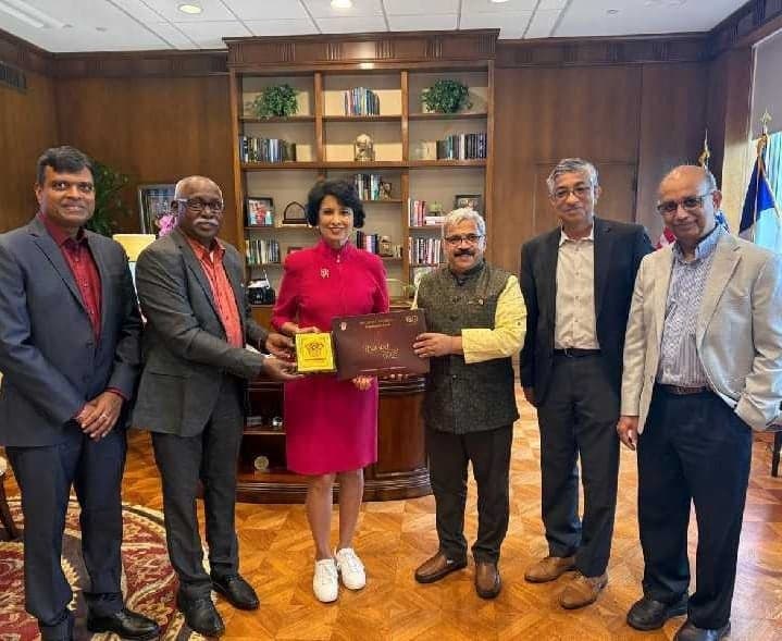 హ్యూస్టన్ వర్సిటీని సందర్శించిన AUVC బృందం - Udayam