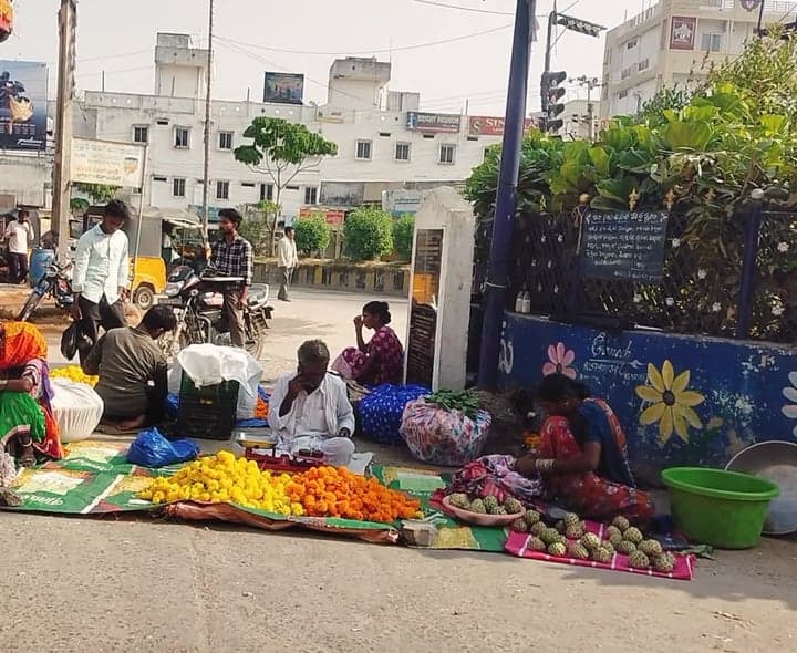 బతుకమ్మ వేళ గునుగు పూలకు భలే గిరాకీ - Udayam