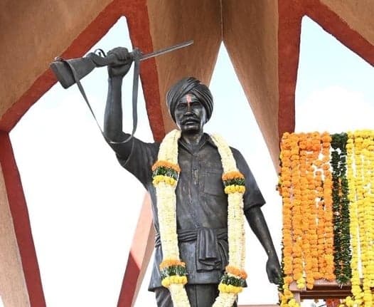 కొమురం భీమ్‌కు కవిత ఘన నివాళి