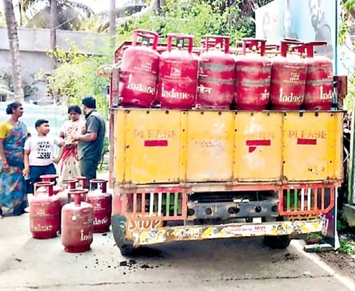 మృతుల పేరిట గ్యాస్‌ కనెక్షన్లు
