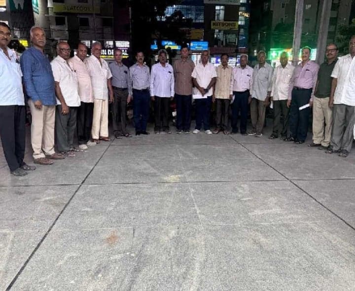 పట్టభద్రుల ఓటు నమోదుకు వృద్ధుల చొరవ - Udayam