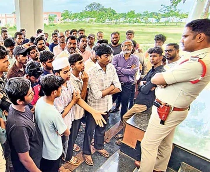 ప్రిన్సిపల్‌ను మార్చాలని