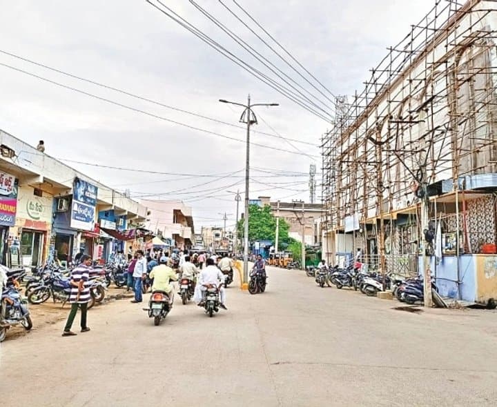 నిర్మాణాలపై ఫీజుల భారం