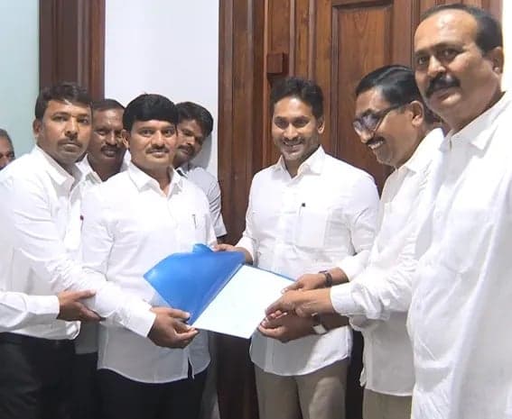 జగన్‌ను కలిసిన లాయర్లు
