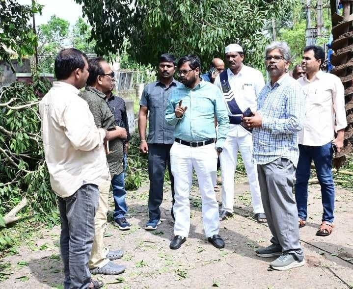విద్యుత్ పునరుద్ధరణలో జాప్యంపై కలెక్టర్ ఆగ్రహం - Udayam