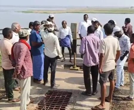  చెరువు నీటి తరలింపును అడ్డుకున్న గ్రామస్థులు - Udayam