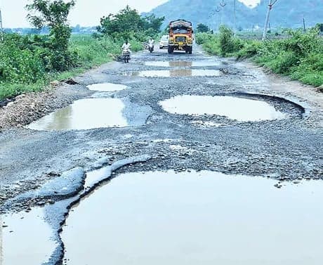 అమరావతి దారిలో గుంతల రోడ్డు - Udayam