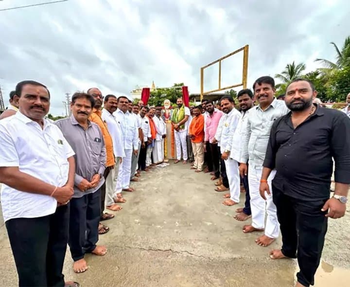 గురు స్వామి విగ్రహావిష్కరణ