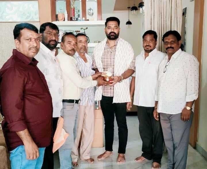 సత్యనారాయణ స్వామి ఆలయానికి రూ.లక్ష విరాళం - Udayam