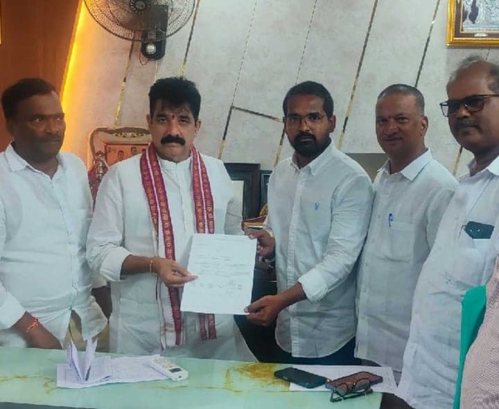 మునగపాకలో వైసీపీ ZPTC అభ్యర్థికి బీఫామ్ అందజేత - Udayam