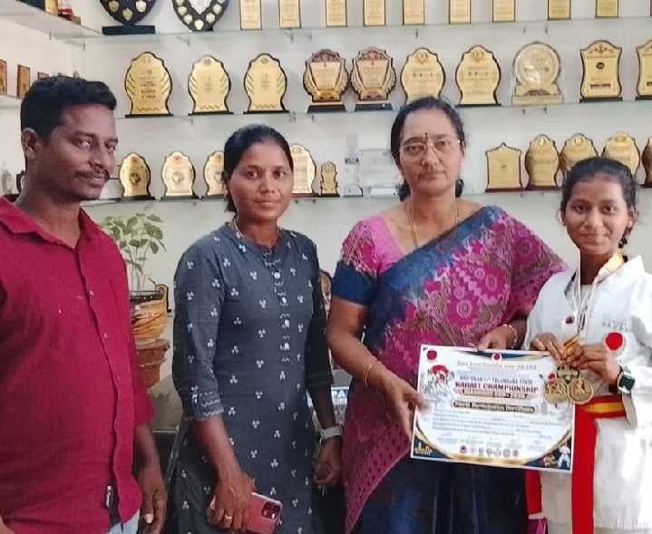 వలిగొండ విద్యార్థినికి కరాటేలో బంగారు పతకం - Udayam