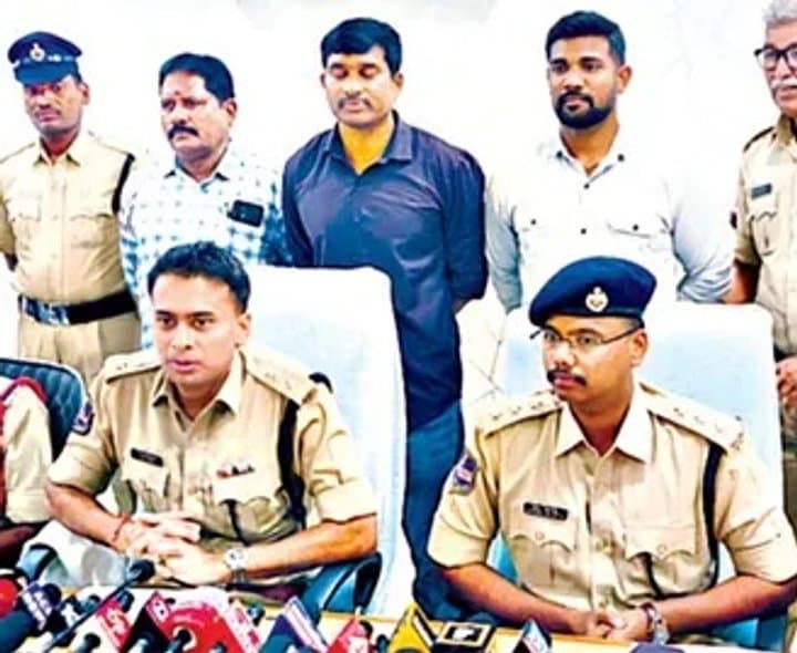 ద్విచక్ర వాహనాల చోరీ ముఠా గుట్టురట్టు.. 10 మంది అరెస్ట్ - Udayam Digital