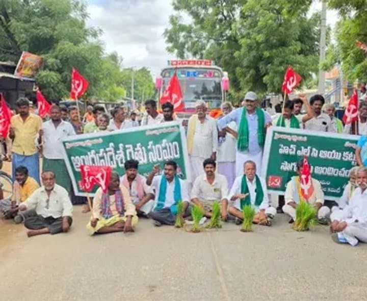 ఆయకట్టు భూములకు నీరివ్వాలని రైతుల రాస్తారోకో