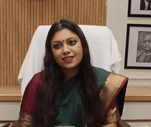 నొయిడా డీఎం మేధా రూపమ్‌పై మహువా మొయిత్రా విమర్శలు; సీఈసీ కుమార్తెపై ఎంపీ రాజకీయ దాడి. - Udayam Digital