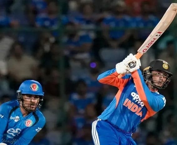 అభిషేక్ శర్మ మెరుపు సెంచరీ