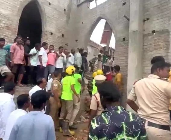 చర్చి కూలి ముగ్గురు మృతి