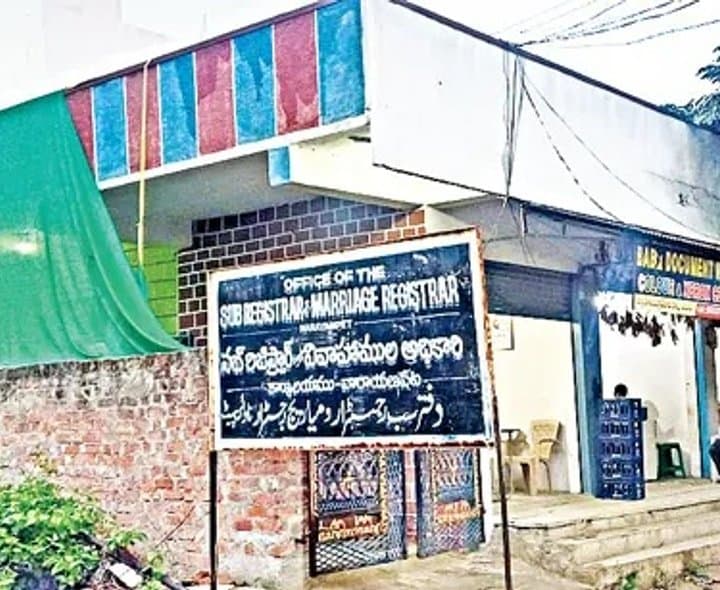 ఏసీబీ వల నుంచి తప్పించుకున్న సబ్‌ రిజిస్ట్రార్‌