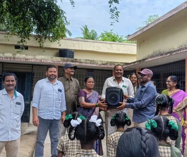 పాఠశాలకు ఉపాధ్యాయుడి చేయూత: సౌండ్ బాక్సుల బహుకరణ