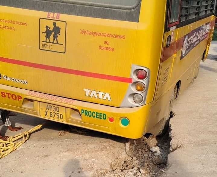అజాద్‌ రోడ్డుపై గుంతలతో అవస్థలు - Udayam