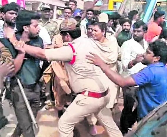 కాపులపై లాఠీచార్జ్‌ కలకలం - Udayam
