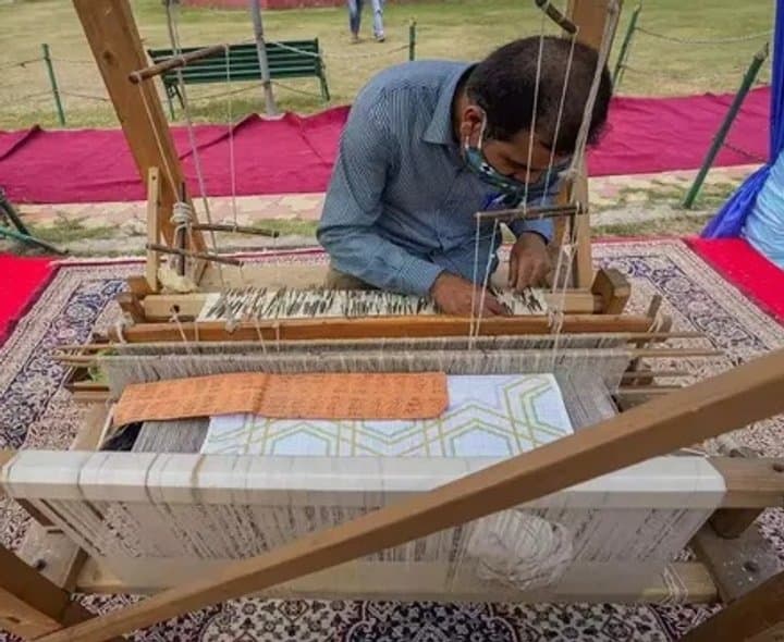 నేతన్నలకు రూ.25 వేల సహాయం